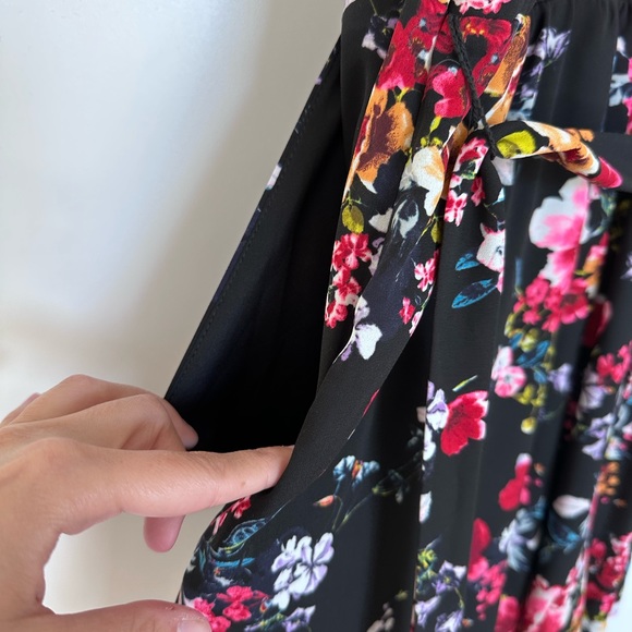 Floral Romper with Pockets - Picture 8 of 8